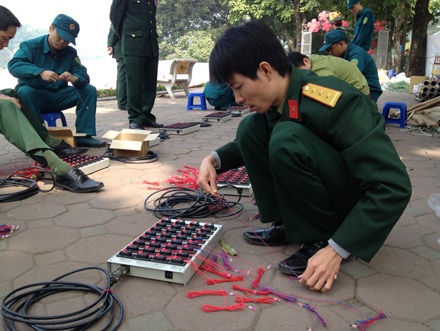 Hàng trăm quả pháo hoa tại bờ hồ Hoàn Kiếm đã lên nòng - 3 Những sợi dây được lắp đặt tỉ mỉ, cẩn thận.