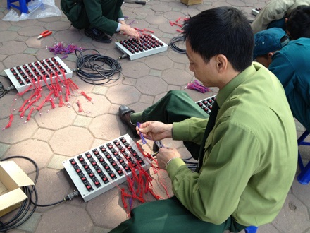 Hàng trăm quả pháo hoa tại bờ hồ Hoàn Kiếm đã lên nòng - 4 Không chỉ đòi hỏi sự kiên trì, cần mẫn mà còn đòi hỏi sự chính xác đến tuyệt đối.