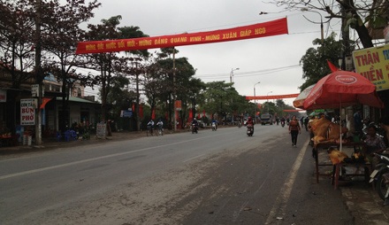 Chợ Viềng họp... sớm! - 10 Tuyến quốc lộ 10 đi qua lối rẽ vào chợ Viềng, trưa nay vẫn thông thoáng.