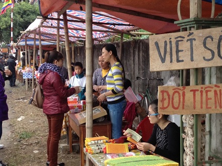 Chợ Viềng họp... sớm! - 8 Dịch vụ viết sớ trước cổng Đền Trình cũng đã hoạt động rầm rộ.