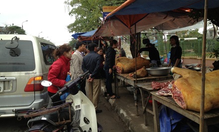 Chợ Viềng họp... sớm! - 13 Thịt bê trở thành đặc sản không thể thiếu tại lễ hội mua may bán đắt.