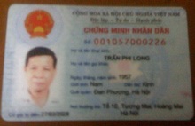 "Toát mồ hôi" vì dùng mẫu chứng minh thư mới - 1 Rắc rối từ việc dùng CMT mới trong giao dịch hành chính khiến người dân gặp nhiều khó khăn.