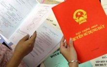 "Toát mồ hôi" vì dùng mẫu chứng minh thư mới - 2 Rắc rối từ việc dùng CMT mới trong giao dịch hành chính khiến người dân gặp nhiều khó khăn.
