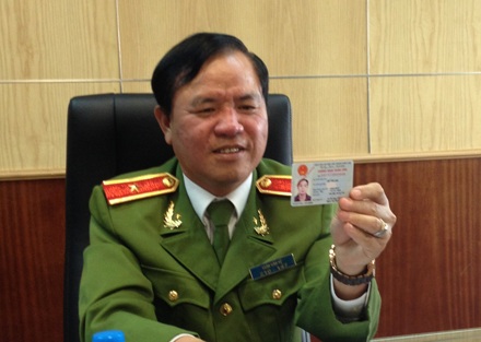"Toát mồ hôi" vì dùng mẫu chứng minh thư mới - 3 Thiếu tướng Trần Văn Vệ cho biết, ưu điểm của CMT mới là tính bảo mật cao và không thể làm giả.