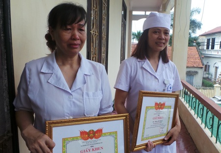 Tiếp tục điều tra người tố cáo vụ nhân bản kết quả xét nghiệm - 1 Người tố cáo vụ nhân bản xét nghiệm Hoàng Thị Nguyệt (đội mũ) vẫn đang được điều tra.