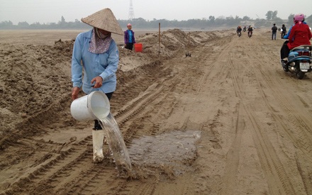 Đầu năm suýt tắc đường dưới... đáy sông Hồng - 6 Khơi sông giữa lòng sông Hồng để lấy nước.