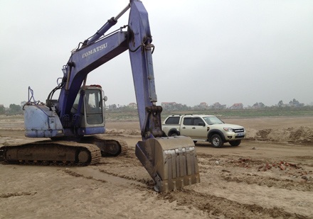 Đầu năm suýt tắc đường dưới... đáy sông Hồng - 4 Máy xúc ngự ngay dưới lòng sông.