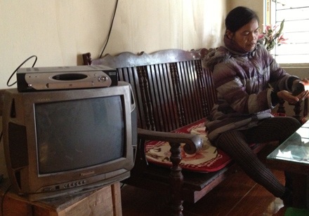 Người đàn bà góa bị cắt điện ngày tết vẫn chưa được cấp điện trở lại - 1 Bị cúp điện đúng dịp Tết Nguyên Đán, chị Tiềm đón xuân trong căn nhà tối tù mù.