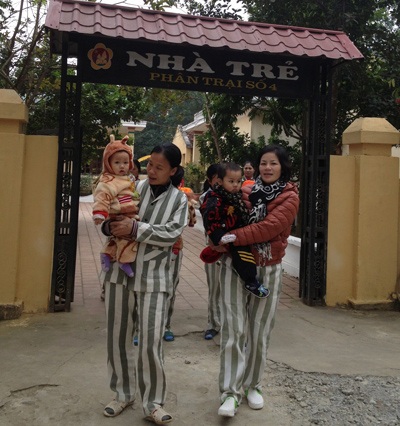 Những đứa trẻ tội nghiệp lớn lên sau song sắt - 4 Hết giờ làm việc các mẹ một thời lầm lỗi lại đón con từ nhà trẻ về.