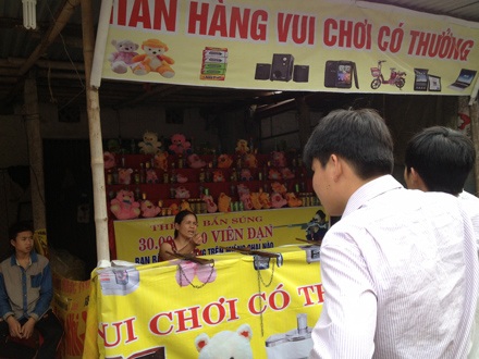 Trò vui chơi có thưởng chờ khách ngay tại cổng chính Phủ Dầy.