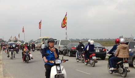 Hàng đoàn xe dài tiến vào chợ Viềng từ hướng quốc lộ 10.