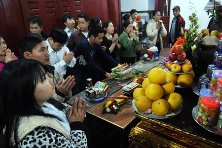 “Biển người” cầu may thâu đêm ở chợ Viềng - 2 Chợ Viềng về đêm đen đặc người.