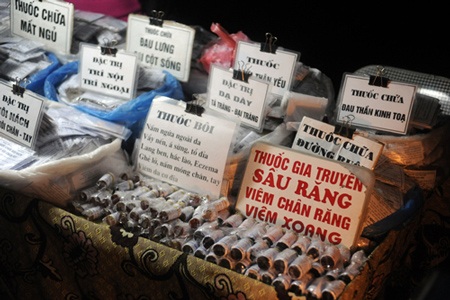 “Biển người” cầu may thâu đêm ở chợ Viềng - 11 Những loại thuốc gia truyền rất hiếm thấy ai đó đến hỏi mua.