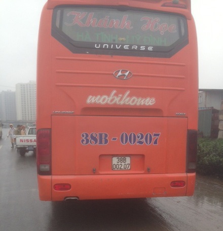 Một chiếc xe dù của nhà xe Tiến Thành bị lực lượng CSGT xử phạt.