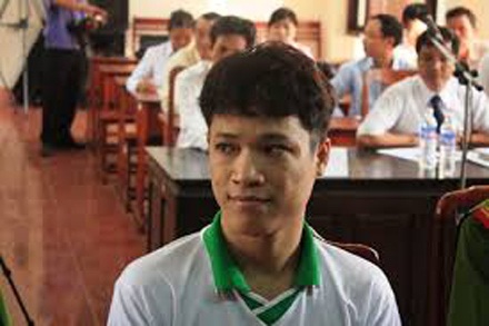 "Kỳ án vườn mít": Gặp cha của bị án ra Hà Nội kêu oan! - 2 Bị án Lê Bá Mai ở chốn công đường.