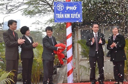 Hà Nội: Gắn biển tên đường mang tên một nhà báo - 1 Buổi lễ tổ chức gắn biển tên đường mang tên nhà báo - liệt sỹ Trần Kim Xuyến (ảnh: TTXVN)