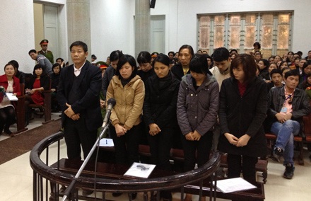 9 bị cáo trong vụ nhân bản kết quả xét nghiệm lĩnh 9 bản án khác nhau. (Ảnh: Tuấn Hợp)