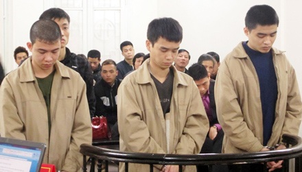 Hà Nội: Xét xử nhóm đòi nợ tiền lô đề bằng “luật rừng” - 1 Nhóm đòi nợ lô đề kiểu luật rừng đứng trước tòa lĩnh án.