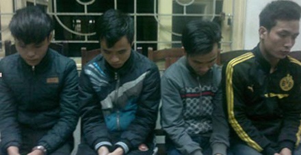 Hà Nội: 4 đối tượng dùng dao chém người ra đầu thú - 1 4 đối tượng tại cơ quan CA.