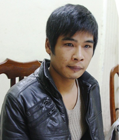 Hà Nội: Cướp giật người nước ngoài “đụng” ngay tổ công an - 1 Thoại bị bắt giữ tại cơ quan CA.