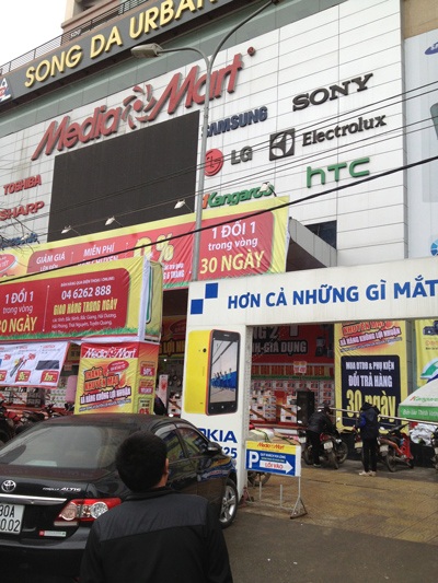 Vào siêu thị, quay ra xế hộp bị cạo xước sơn từ đầu đến đuôi xe - 2 Đi siêu thị xe bị cạo sơn nhem nhuốc.