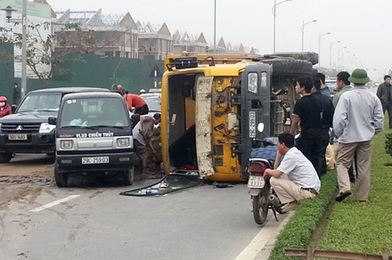 Xe tải chở cát lật nghiêng giữa đường