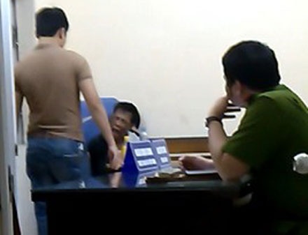 “Ngáo đá”, cầm dao gây náo loạn đường phố - 1 Thanh niên ngáo đá được khống chế đưa về trụ sở CA.