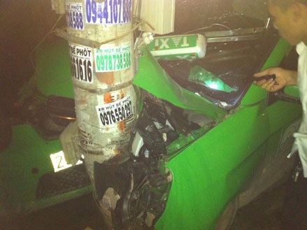 Taxi cắm đầu vào cột điện, 4 người trọng thương - 1 Chiếc taxi cắm thẳng vào cột điện, vỡ toác đầu.