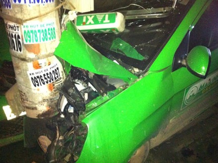 Taxi cắm đầu vào cột điện, 4 người trọng thương - 2 Đầu chiếc xe bị hư hỏng nặng.