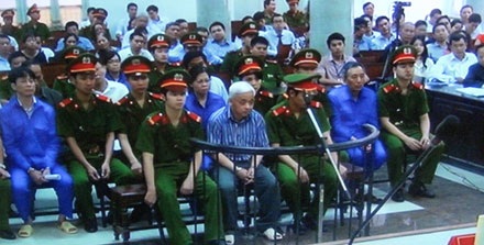 Vì sao hoãn phiên tòa xét xử "bầu" Kiên và đồng phạm? - 1 Hoãn phiên tòa xét xử vụ án bầu Kiên.