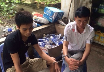 Hà Nội: Rượt đuổi ô tô chở ma túy tổng hợp - 1 2 đối tượng bỏ chạy và bị lực lượng CSGT truy đuổi bắt giữ.