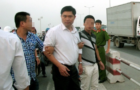 2 bị cáo Tường và Khánh hầu tòa với 2 tội danh khác nhau.