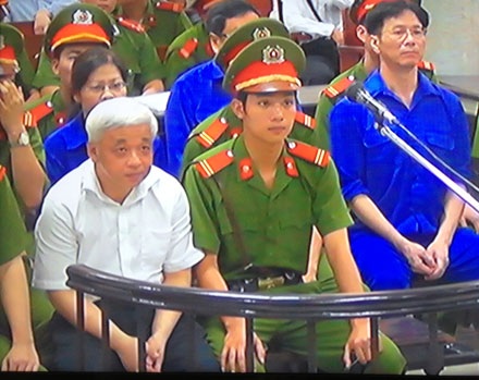Cựu Bộ trưởng Trần Xuân Giá sẽ phải hầu tòa khi qua cơn bệnh tật - 1 Bầu Kiên hoành tráng một thời, khá bảnh trong bộ sơ mi trắng quần tây tại tòa. (Ảnh: Tuấn Hợp).