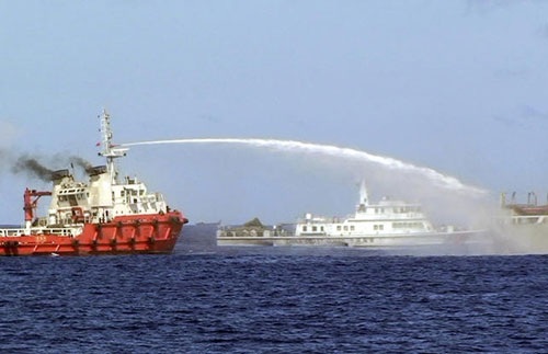 “Với hành xử của Trung Quốc, một điều nhịn chẳng có... một điều lành!” - 1 Các tàu của Trung Quốc hung hăng tấn công tàu Cảnh sát biển và tàu kiểm ngư của Việt Nam