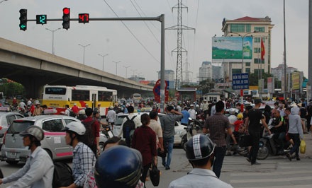 Bến xe quá tải vì dòng người đổ về thủ đô - 3 Xe khách các tỉnh nối đuôi nhau vào bến xe Mỹ Đình.