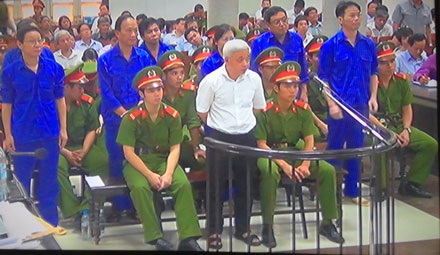“Bầu” Kiên xin được mặc áo sơ mi và không bị cùm chân, tay - 1 Bầu Kiên đề nghị được gặp gia đình và không được cùm chân, tay.