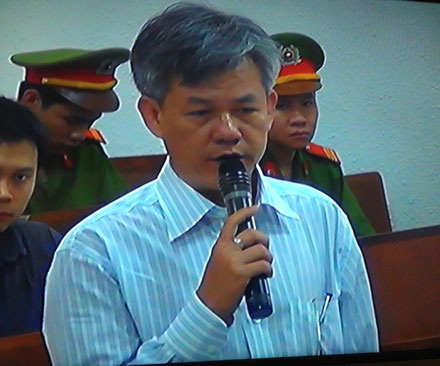 Xét xử bầu Kiên: "Nảy lửa" phần thẩm vấn vụ ACB mắc mưu Huyền Như - 1 Nguyễn Văn Hòa nói về việc ủy thác cho nhân viên mang tiền đi gửi. (Ảnh, Tuấn Hợp).