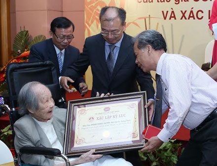 Nhiều thân nhân bạn bè đến chúc mừng đại lão thi sĩ ra mắt tập thơ Lời quê 1.