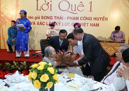 Nhiều thân nhân bạn bè đến chúc mừng đại lão thi sĩ ra mắt tập thơ Lời quê 1.