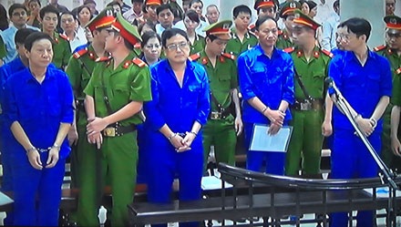 Tội cố ý làm trái: Phạm Trung Cang cùng các thuộc cấp đều khai do bầu Kiên chỉ đạo - 1 Khi Tòa vào làm việc bị cáo Kiên đã vào chậm. (Ảnh: Tuấn Hợp)