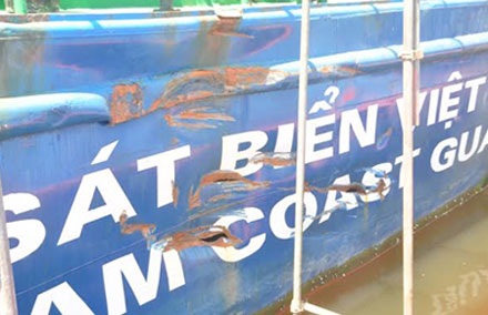 Tàu Cảnh sát biển 2016 bị thủng 4 lỗ và hưng hỏng một số trang thiết bị; hiện đang cập bờ sửa chữa.