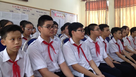 Ngập tràn cảm xúc đón nhận lá quốc kỳ mang vị mặn Biển Đông - 4 Ngập tràn cảm xúc đón nhận lá quốc kỳ mang vị mặn Biển Đông