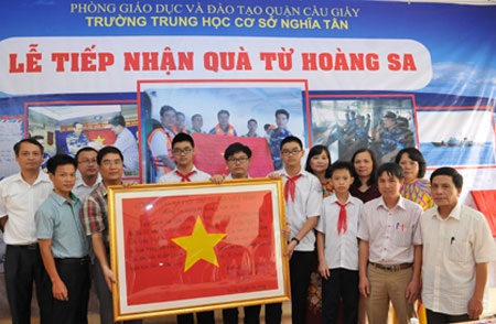 Ngập tràn cảm xúc đón nhận lá quốc kỳ mang vị mặn Biển Đông - 2 Ngập tràn cảm xúc đón nhận lá quốc kỳ mang vị mặn Biển Đông