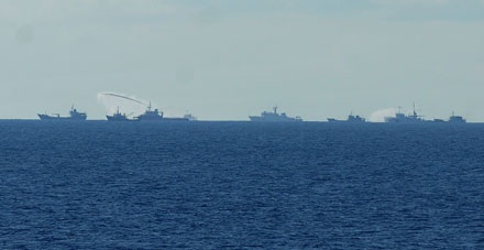 Trung Quốc hung hăng dàn trận tấn công, phun vòi rồng tàu thực thi pháp luật của Việt Nam.Ģ><br><br><span style=