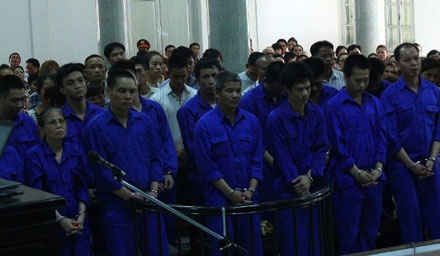 Hà Nội: 57 đối tượng trong vụ đánh bạc "khủng" lĩnh án - 1 Các đối tượng trong đường dây đánh bạc khủng đứng trước vành móng ngựa.