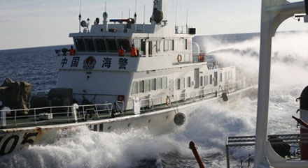 Tàu Trung Quốc điên cuồng rượt đuổi phun vòi rồng vào tàu Cảnh sát biển Việt Nam.