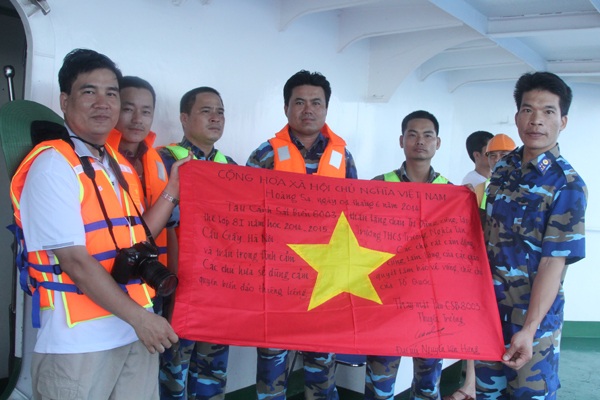 Tàu Trung Quốc điên cuồng rượt đuổi phun vòi rồng vào tàu Cảnh sát biển Việt Nam.