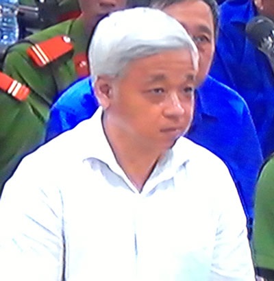 Nhà "bầu" Kiên: chồng lĩnh án, vợ và em gái bị truy trách nhiệm, nộp phạt 75 tỉ - 3 Tài liệu vụ án Nguyễn Đức Kiến ngồn ngộn tại HĐXX ngày 9/6. (Ảnh: Tuấn Hợp)