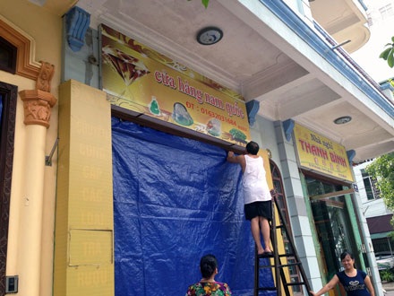Người dân chằng bạt để tránh bão.