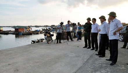 Người dân TP Móng Cái (Quảng Ninh), chằng chống nhà cửa để đối phó với cơn bão Rammasun.